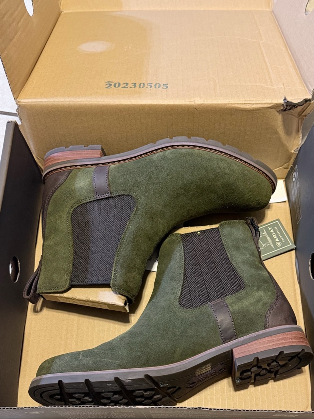 🌼💛NIB Wexford Waterproof Chelsea Boot
Color: Olive